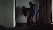 за деньги имеет школьницу  рачком в подъезде