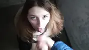 дрочит хуй, стреляя спермой в рот