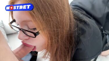 Сексуальная учительница в очках сосет и трахается со студентом