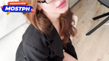 Сексуальная учительница в очках сосет и трахается со студентом