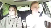 подвозит эксгибиционистку в машине