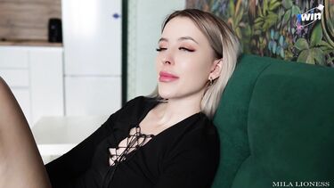 Опять оплачивает отсосом свою часть за аренду квартиры