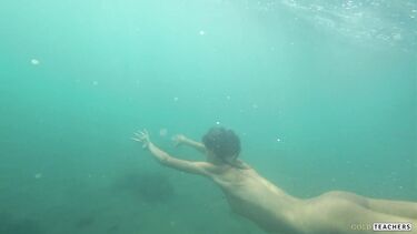 Снимает в море под водой голую худышку крупным планом