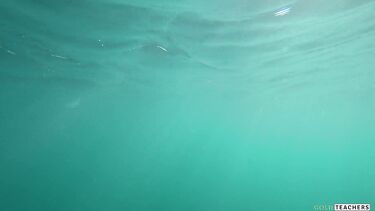Снимает в море под водой голую худышку крупным планом