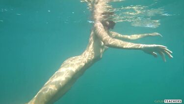 Снимает в море под водой голую худышку крупным планом