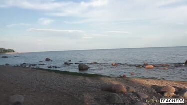 Худенькая девушка в платье сделала парню POV минет на пляже