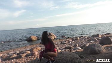 На пляже: Худенькая девушка в платье сделала парню POV минет на пляже
