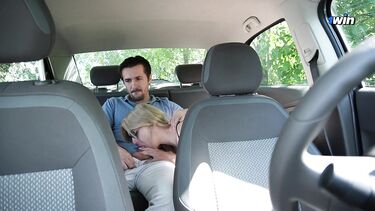 Забывчивая русская блондинка расплатилась сексом с водителем такси