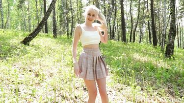 Дикий секс в лесу с русской блондинкой под мелодичное пение птичек