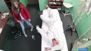 практикантка будит сонного доктора