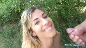 стреляет спермой на язычок сосалке