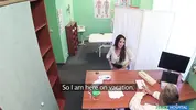 красотка пришла к врачу с жалобами на здоровье