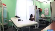 пациентка сосет доктору через ширму