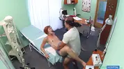 чпокает пациентку на больничной кушетке