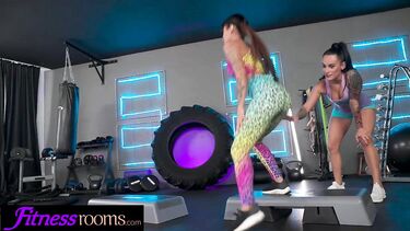 Фитоняшки лесбийской еблей сжигают калории в спортзале