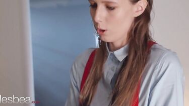 Mia Trejsi: Пацанка страпонит боюнетку раком и сама прыгает на искусственном хуе