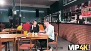 незнакомец следит за ссорой парочки в кафе
