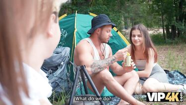 Vip4K: Поход свингеров! Обменялись женами и трахнули их в жопу в палатке