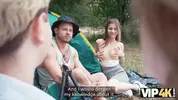 свингерша соблазняет сиськами другую пару