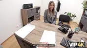 девушка просит кредит в банке