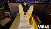 ебет в рот барменшу при другом клиенте