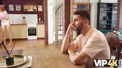 уставший мужчина морозит подругу