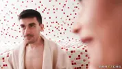 впечатлена огромным хуем незнакомца и фапает пизду