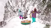 девушки веселятся зимой на снегу
