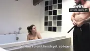 нагло залез в ванну к сводной сестре
