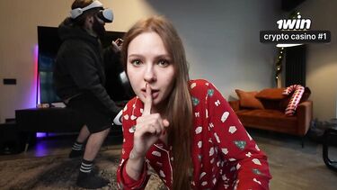 Быстро отсосала другу мужа, пока супруг в VR очках