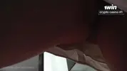 милфа дразнит сантехника видом киски