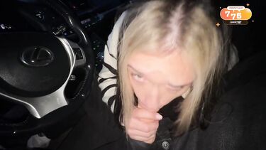 Отсосала хуй незнакомцу в машине и кончила от петтинга