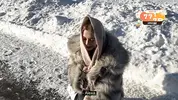 знакомится с девушкой в шубе
