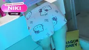 пялится на попку девушки в пижамных шортах