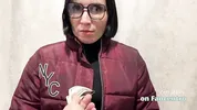 предлагает курьерше деньги за интим