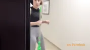 приглашает уборщицу к себе