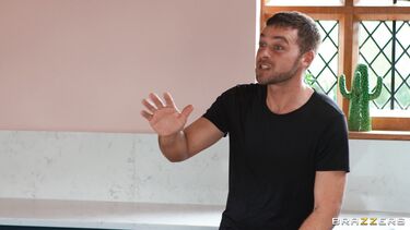 Дэнни Ди жарит рыжую сочную милфу Абигейл Моррис на столе в кулинарном шоу