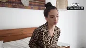 приглашает лучшего друга на серьезный разговор