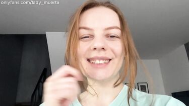 Горячая соло имитация секса в позе сверху