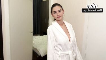 Замужняя телка отсосала и трахнулась с курьером за доставку