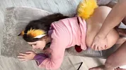 ебет раком телку в костюме Холо