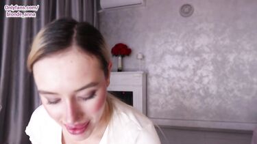 Губошлепка в парике сосет и глотает сперму