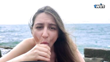 VerySexyDasha: Жадный минет Даши под звук морского прибоя