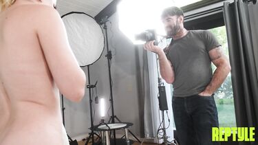 Молодая девушка изменяет парню с фотографом на эротической фотосессии