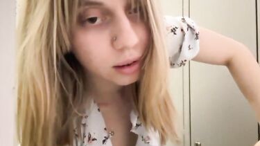 Вебкам стриптиз на заводе от симпатичной сотрудницы цеха