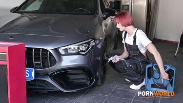 Страстно в попу: Негр ебет в очко рыжую короткостриженую автомеханика Долли Дайсон