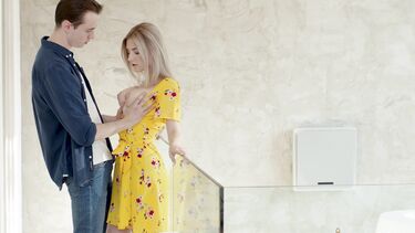Eva Elfie: Ева Элфи спалила, что парень дрочит на порно, и изменила ему с незнакомцем