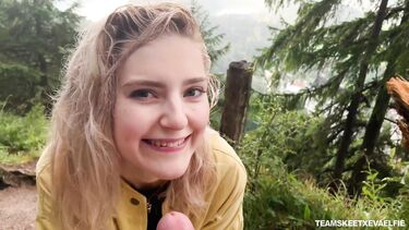 Ева Элфи сосет член на лесной дорожке в горах