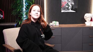 Белла Мур провела интервью с Николь Мурковски