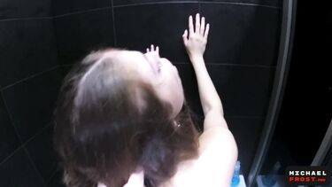 Пошел поссать в сортир и трахнул пьяную девку на вписке